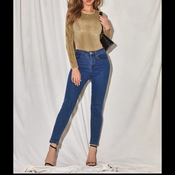 Gorgeous Ribbed long-sleeved women's top. Free Offer Must be in your Bundle - Picture 4 of 12